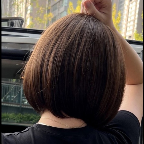 12” Brown Bob Short Straight Middle Parted Synthetic Wig With Bangs - Picture 4 of 4